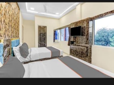 Hotel Bhavya Residency Αχμπανταμπάντ Δωμάτιο φωτογραφία