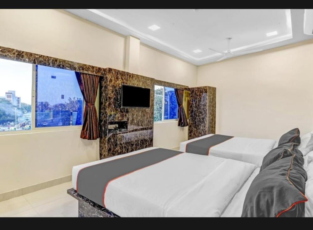Hotel Bhavya Residency Αχμπανταμπάντ Δωμάτιο φωτογραφία